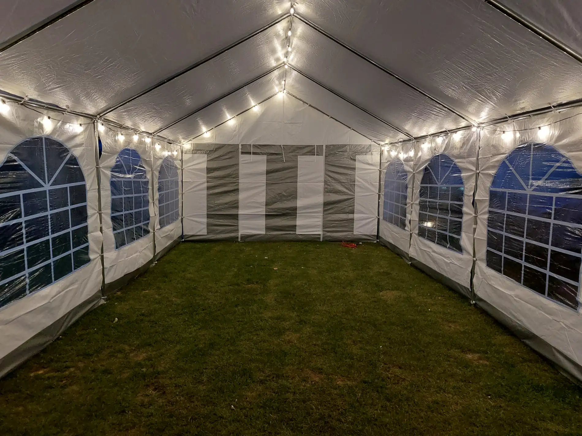 Eventzelt, Innen mit Beleuchtung